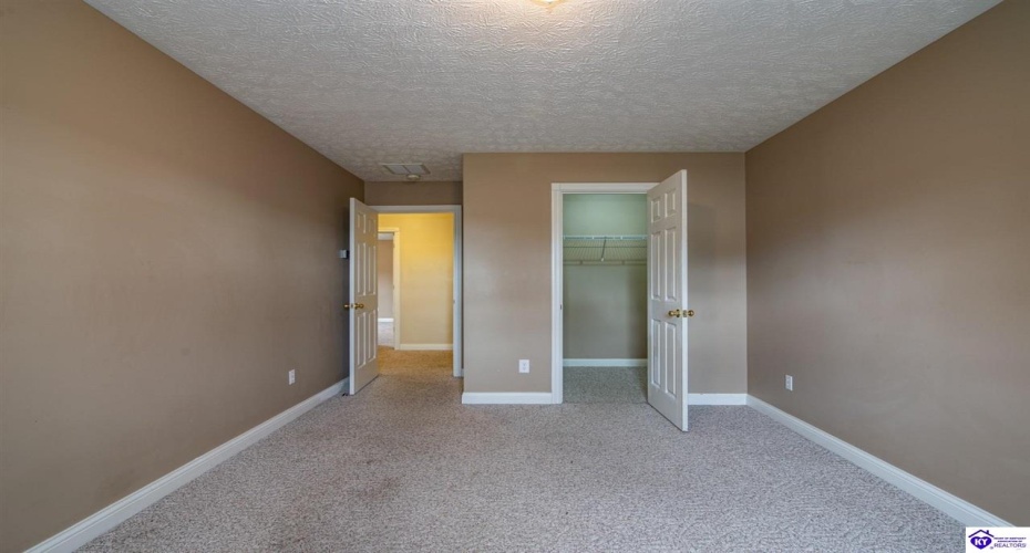 Cold Creek Court, Elizabethtown, Kentucky 42701, ,3 BathroomsBathrooms,For Sale,Cold Creek Court,HK24004452