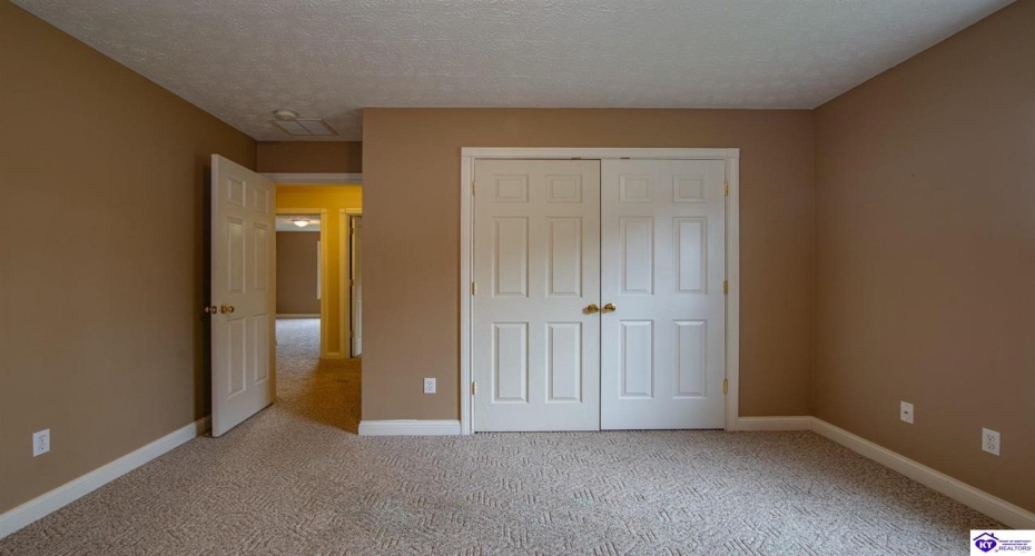 Cold Creek Court, Elizabethtown, Kentucky 42701, ,3 BathroomsBathrooms,For Sale,Cold Creek Court,HK24004452