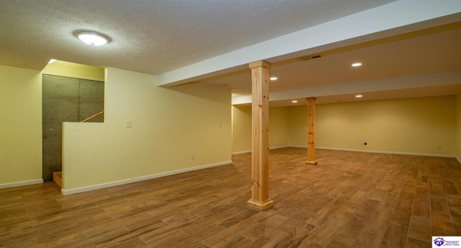 Cold Creek Court, Elizabethtown, Kentucky 42701, ,3 BathroomsBathrooms,For Sale,Cold Creek Court,HK24004452