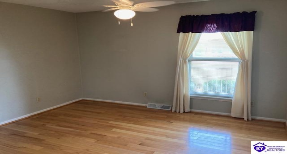 White Oak Drive, Elizabethtown, Kentucky 42701, ,2 BathroomsBathrooms,For Sale,White Oak Drive,HK23001631