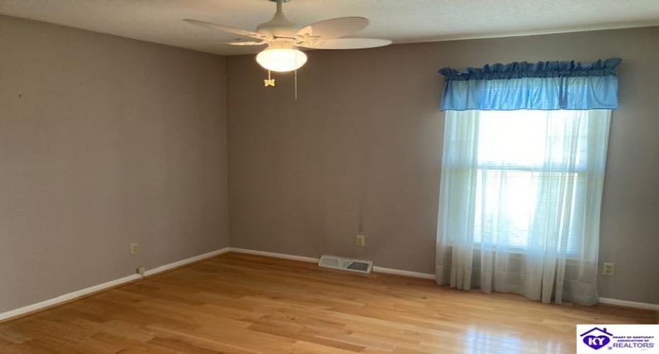 White Oak Drive, Elizabethtown, Kentucky 42701, ,2 BathroomsBathrooms,For Sale,White Oak Drive,HK23001631