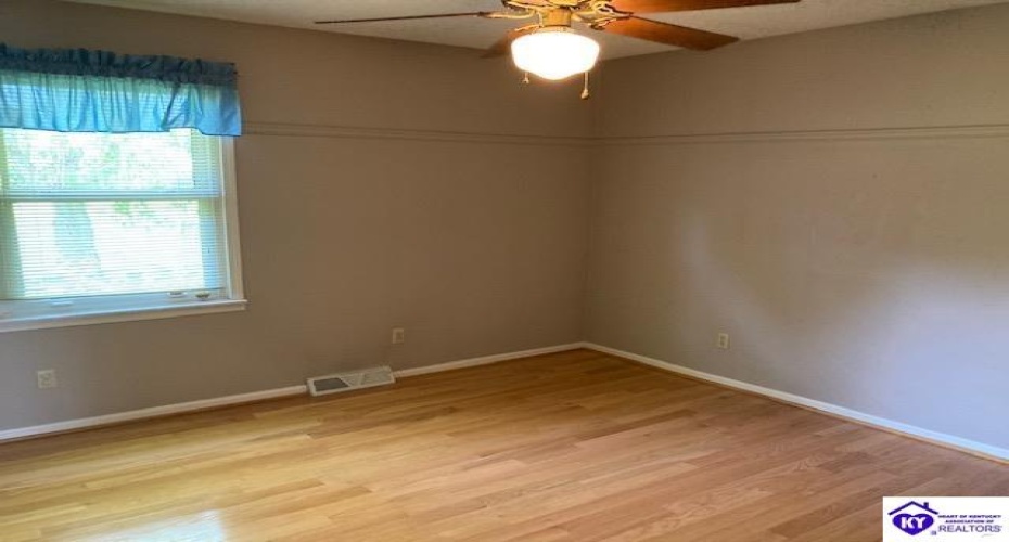 White Oak Drive, Elizabethtown, Kentucky 42701, ,2 BathroomsBathrooms,For Sale,White Oak Drive,HK23001631