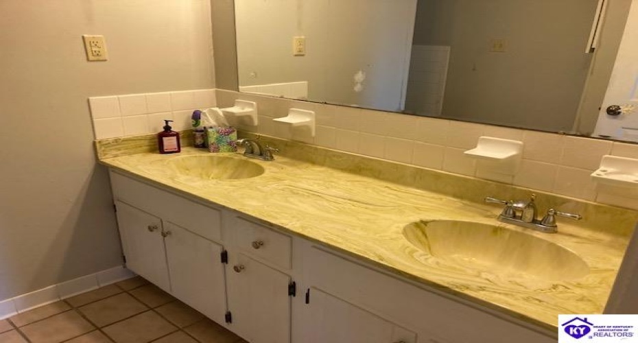 White Oak Drive, Elizabethtown, Kentucky 42701, ,2 BathroomsBathrooms,For Sale,White Oak Drive,HK23001631