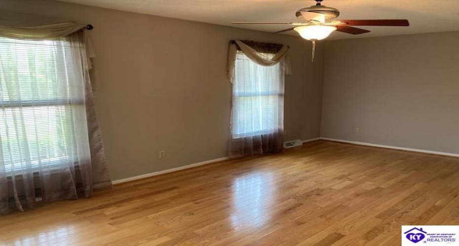 White Oak Drive, Elizabethtown, Kentucky 42701, ,2 BathroomsBathrooms,For Sale,White Oak Drive,HK23001631