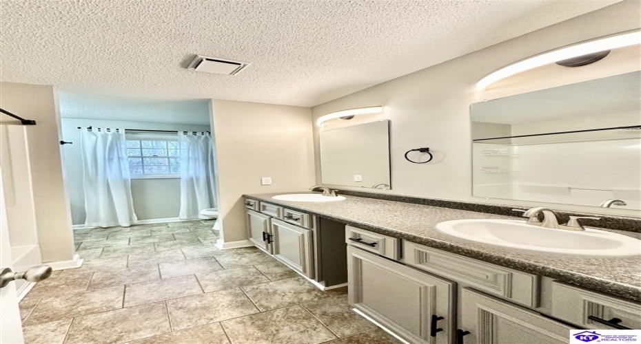 Woodland Drive, Radcliff, Kentucky 40160, ,4 BathroomsBathrooms,For Sale,Woodland Drive,HK24004463