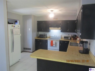 Creekside Court, Radcliff, Kentucky 40160, ,2 BathroomsBathrooms,For Sale,Creekside Court,HK24003845