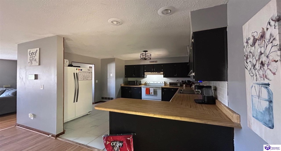 Creekside Court, Radcliff, Kentucky 40160, ,2 BathroomsBathrooms,For Sale,Creekside Court,HK24003845