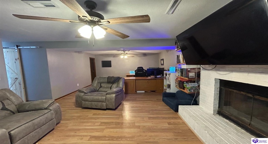 Creekside Court, Radcliff, Kentucky 40160, ,2 BathroomsBathrooms,For Sale,Creekside Court,HK24003845