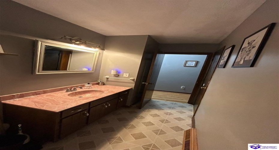 Creekside Court, Radcliff, Kentucky 40160, ,2 BathroomsBathrooms,For Sale,Creekside Court,HK24003845