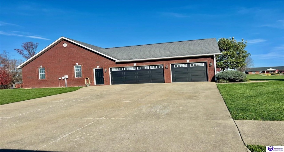 Blossom Lane, Campbellsville, Kentucky 42718, ,3 BathroomsBathrooms,For Sale,Blossom Lane,HK24004489