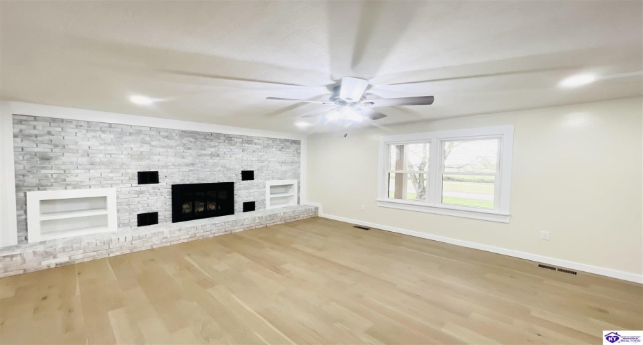 Poplar Avenue, Magnolia, Kentucky 42757, ,2 BathroomsBathrooms,For Sale,Poplar Avenue,HK24004503