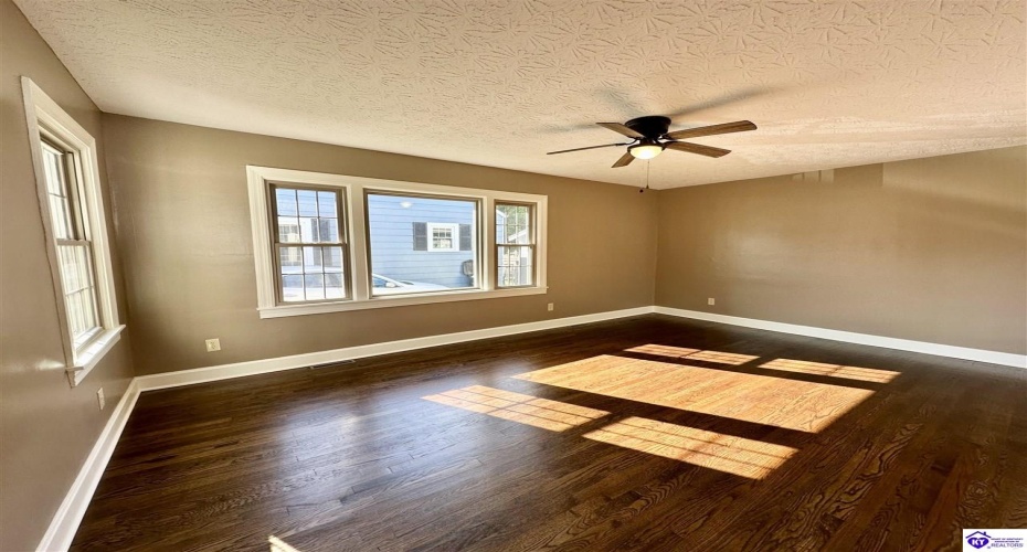 Whitehall Street, Elizabethtown, Kentucky 42701, ,1 BathroomBathrooms,For Sale,Whitehall Street,HK24004514