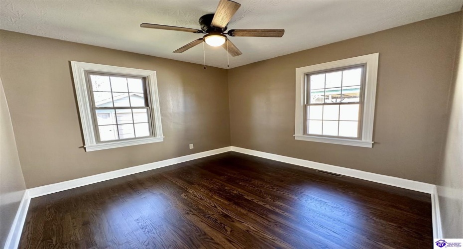 Whitehall Street, Elizabethtown, Kentucky 42701, ,1 BathroomBathrooms,For Sale,Whitehall Street,HK24004514