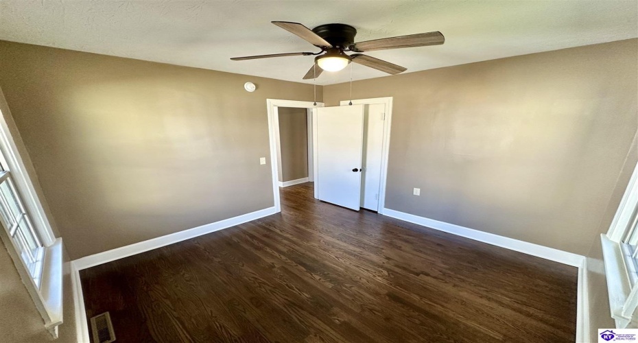 Whitehall Street, Elizabethtown, Kentucky 42701, ,1 BathroomBathrooms,For Sale,Whitehall Street,HK24004514