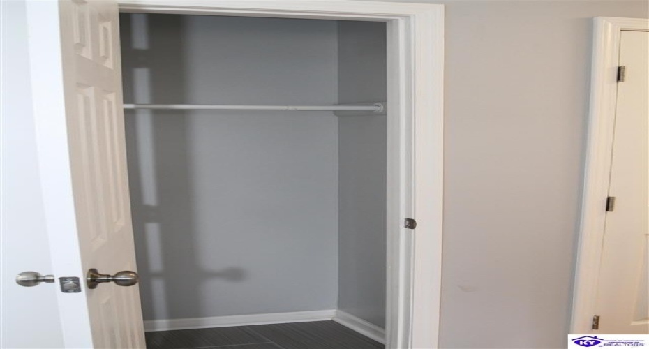 Pear Orchard Rd NW, Elizabethtown, Kentucky 42701, ,2 BathroomsBathrooms,For Sale,Pear Orchard Rd NW,HK24004525