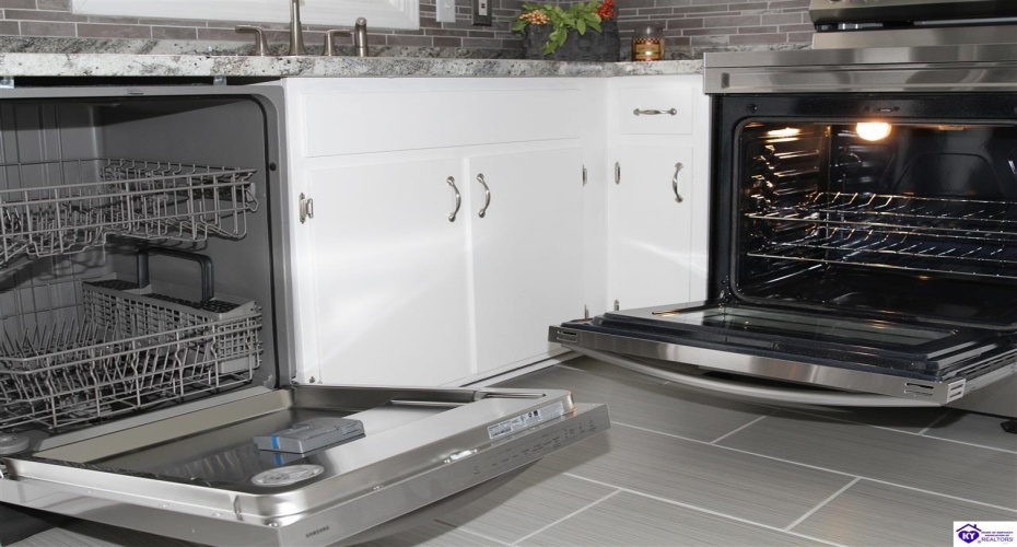 Pear Orchard Rd NW, Elizabethtown, Kentucky 42701, ,2 BathroomsBathrooms,For Sale,Pear Orchard Rd NW,HK24004525