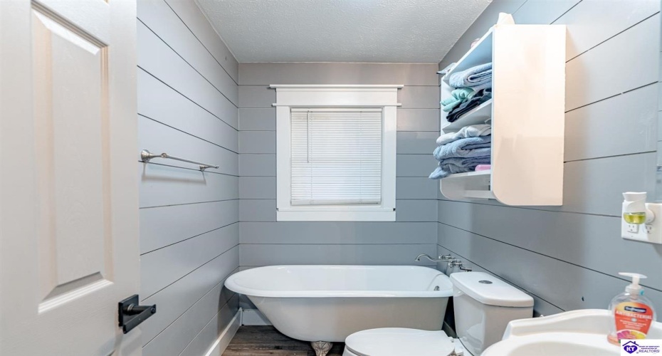 Chester Street, Leitchfield, Kentucky 42754, ,3 BathroomsBathrooms,For Sale,Chester Street,HK24004528