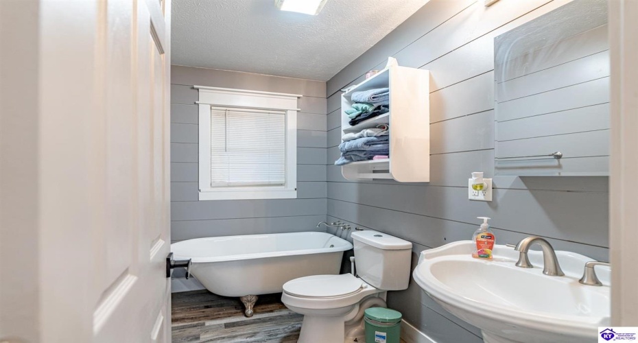 Chester Street, Leitchfield, Kentucky 42754, ,3 BathroomsBathrooms,For Sale,Chester Street,HK24004528