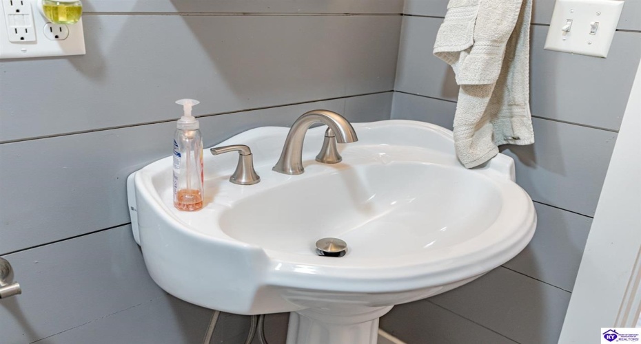 Chester Street, Leitchfield, Kentucky 42754, ,3 BathroomsBathrooms,For Sale,Chester Street,HK24004528