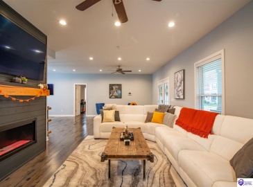 Park Avenue, Elizabethtown, Kentucky 42701, ,4 BathroomsBathrooms,For Sale,Park Avenue,HK24004534