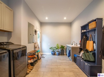 Park Avenue, Elizabethtown, Kentucky 42701, ,4 BathroomsBathrooms,For Sale,Park Avenue,HK24004534