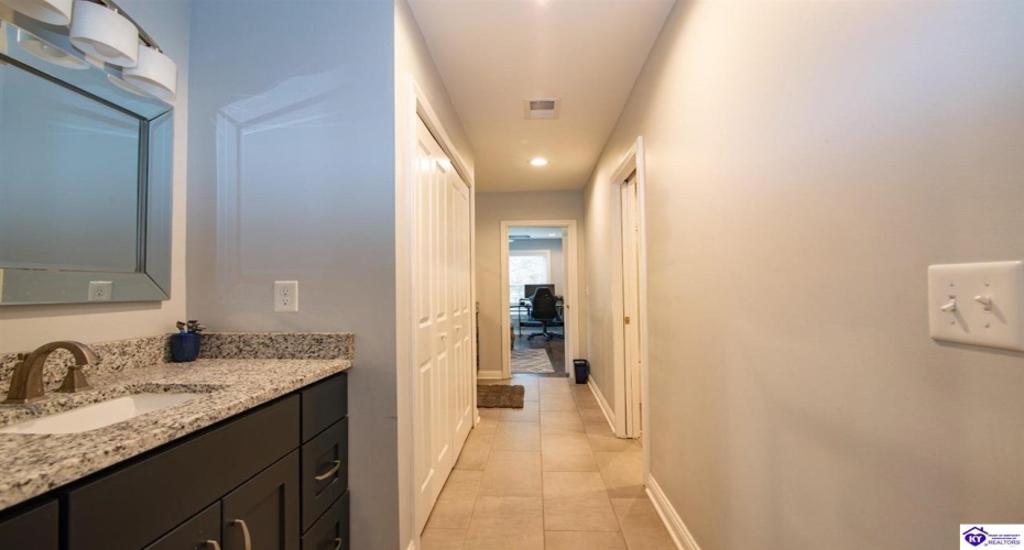 Park Avenue, Elizabethtown, Kentucky 42701, ,4 BathroomsBathrooms,For Sale,Park Avenue,HK24004534