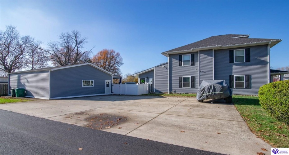 Park Avenue, Elizabethtown, Kentucky 42701, ,4 BathroomsBathrooms,For Sale,Park Avenue,HK24004534