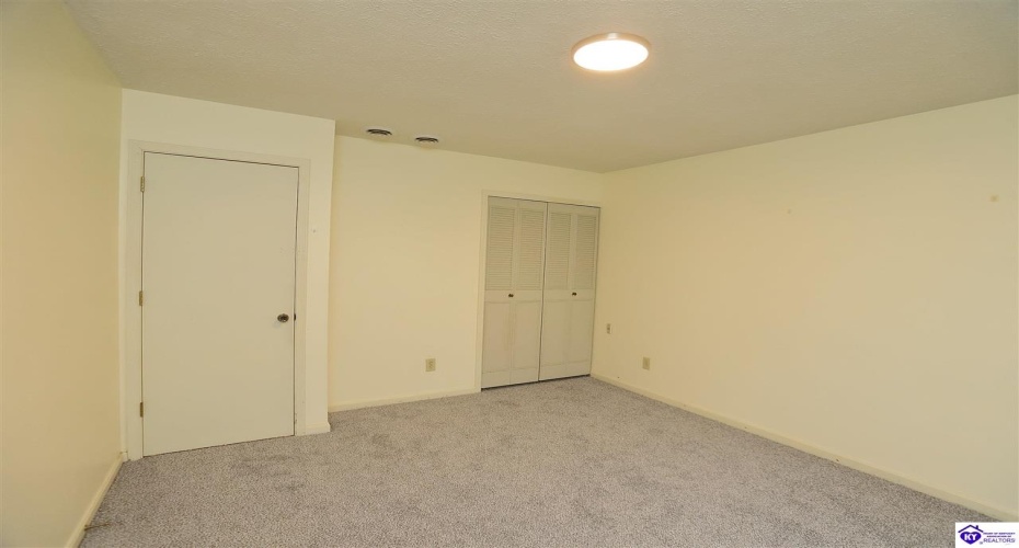 Glenwood Drive, Radcliff, Kentucky 40160, ,2 BathroomsBathrooms,For Sale,Glenwood Drive,HK24004536