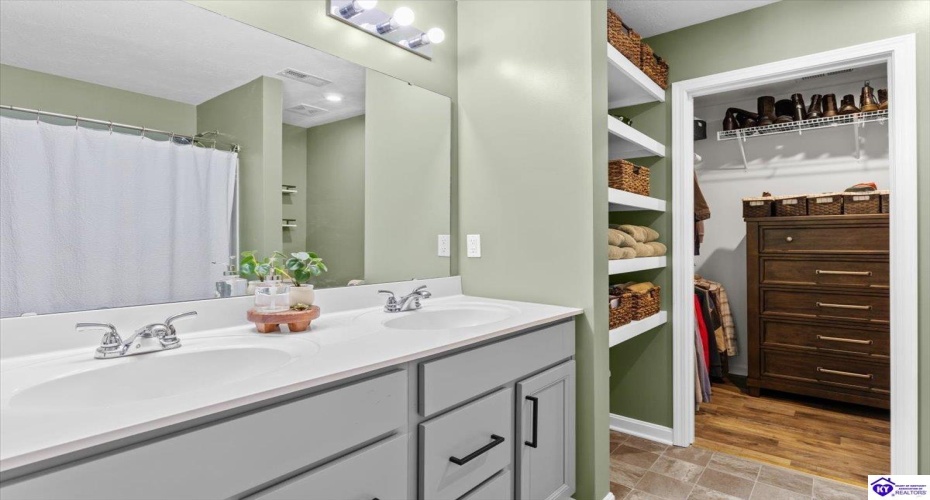 Boulders West Drive, Shepherdsville, Kentucky 42701, ,2 BathroomsBathrooms,For Sale,Boulders West Drive,HK24004537