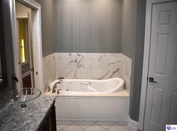 Evergreen Garden, Elizabethtown, Kentucky 42701, ,3 BathroomsBathrooms,For Sale,Evergreen Garden,HK24004541