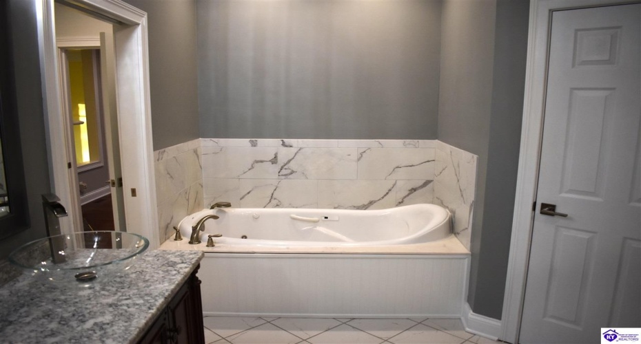 Evergreen Garden, Elizabethtown, Kentucky 42701, ,3 BathroomsBathrooms,For Sale,Evergreen Garden,HK24004541