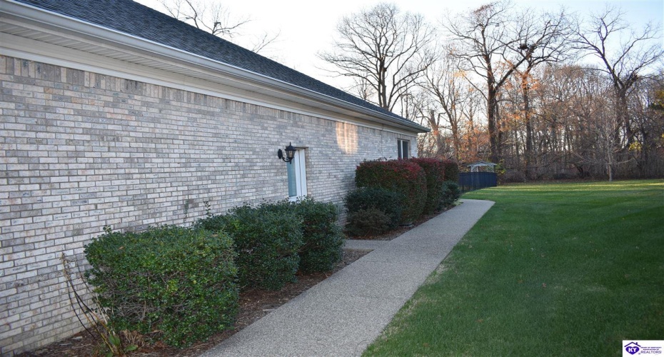 Evergreen Garden, Elizabethtown, Kentucky 42701, ,3 BathroomsBathrooms,For Sale,Evergreen Garden,HK24004541