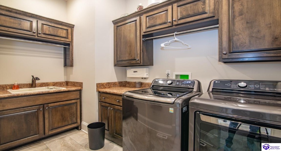 Stonemill Court, Elizabethtown, Kentucky 42701, ,3 BathroomsBathrooms,For Sale,Stonemill Court,HK24004562