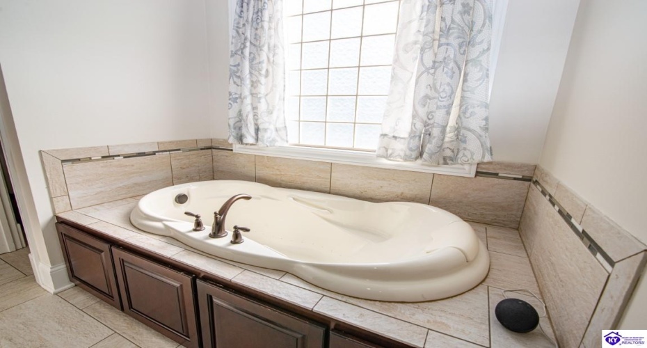 Stonemill Court, Elizabethtown, Kentucky 42701, ,3 BathroomsBathrooms,For Sale,Stonemill Court,HK24004562