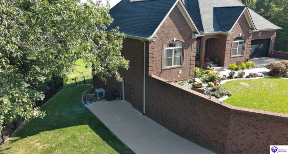 Stonemill Court, Elizabethtown, Kentucky 42701, ,3 BathroomsBathrooms,For Sale,Stonemill Court,HK24004562