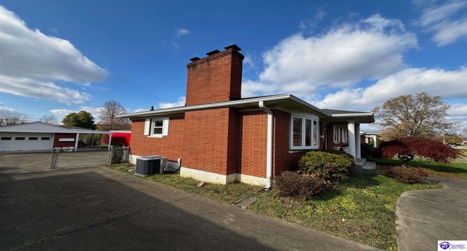 Jenny Lane, Louisville, Kentucky 40219, ,2 BathroomsBathrooms,For Sale,Jenny Lane,HK24004576