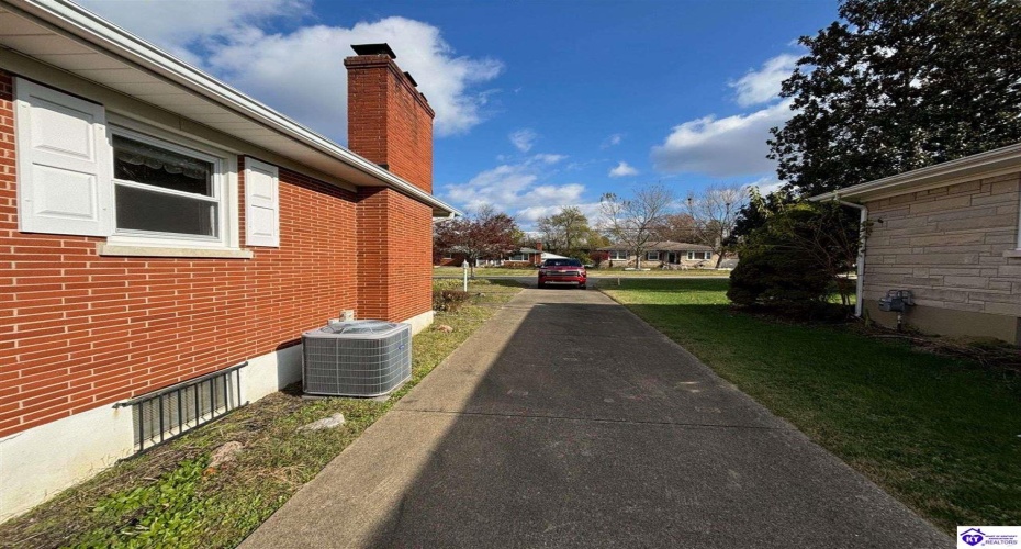 Jenny Lane, Louisville, Kentucky 40219, ,2 BathroomsBathrooms,For Sale,Jenny Lane,HK24004576