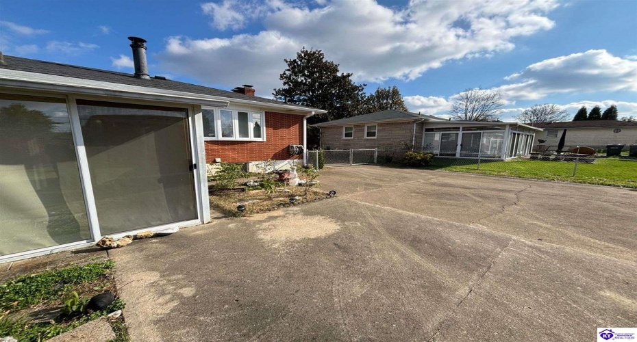 Jenny Lane, Louisville, Kentucky 40219, ,2 BathroomsBathrooms,For Sale,Jenny Lane,HK24004576