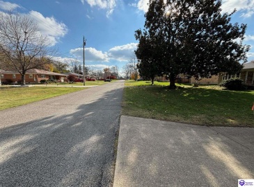 Jenny Lane, Louisville, Kentucky 40219, ,2 BathroomsBathrooms,For Sale,Jenny Lane,HK24004576