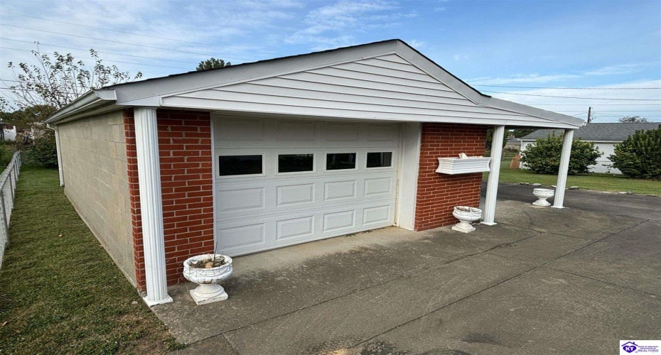 Jenny Lane, Louisville, Kentucky 40219, ,2 BathroomsBathrooms,For Sale,Jenny Lane,HK24004576