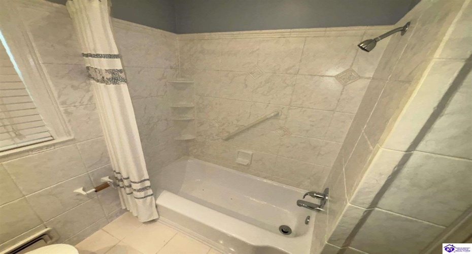 Jenny Lane, Louisville, Kentucky 40219, ,2 BathroomsBathrooms,For Sale,Jenny Lane,HK24004576