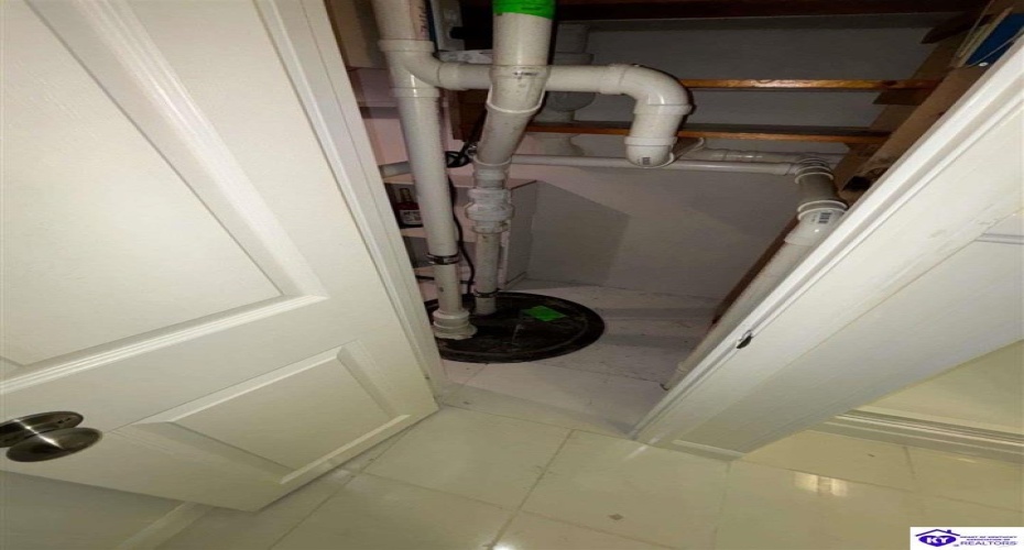 Jenny Lane, Louisville, Kentucky 40219, ,2 BathroomsBathrooms,For Sale,Jenny Lane,HK24004576