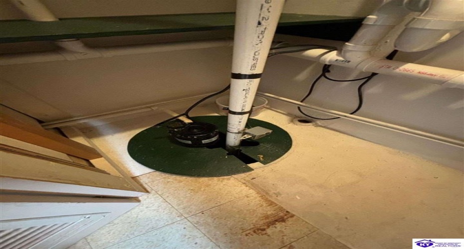 Jenny Lane, Louisville, Kentucky 40219, ,2 BathroomsBathrooms,For Sale,Jenny Lane,HK24004576