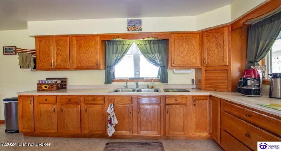 Clearview Drive, Munfordville, Kentucky 42765, ,2 BathroomsBathrooms,For Sale,Clearview Drive,HK24002749