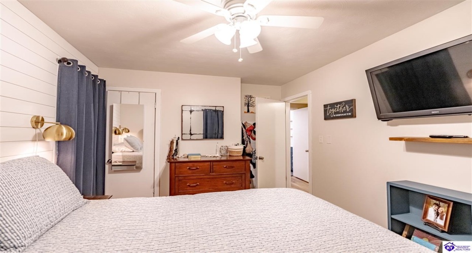 McCormack Avenue, Elizabethtown, Kentucky 42701, ,2 BathroomsBathrooms,For Sale,McCormack Avenue,HK24004599