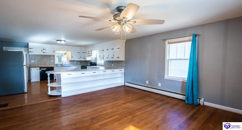 Maple Avenue, Hodgenville, Kentucky 42748, ,2 BathroomsBathrooms,For Sale,Maple Avenue,HK24004104