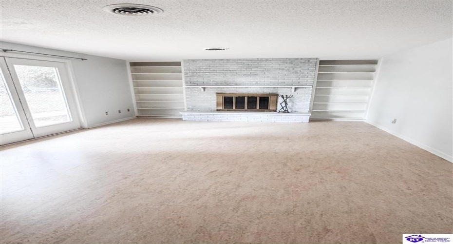 Charlemagne Boulevard, Elizabethtown, Kentucky 42701, ,3 BathroomsBathrooms,For Sale,Charlemagne Boulevard,HK24004613